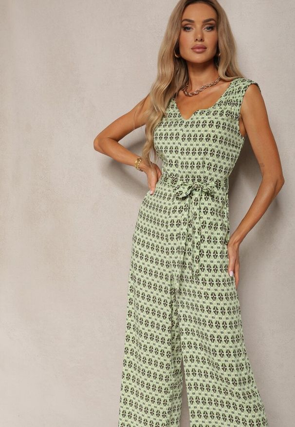 Renee - Zielony Taliowany Kombinezon z Wiskozy na Ramiączkach Wiązany w Talii Seadia. Okazja: na co dzień. Kolor: zielony. Materiał: wiskoza. Długość rękawa: na ramiączkach. Styl: casual, elegancki