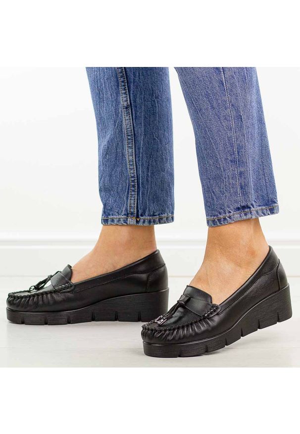 Czarne skórzane mokasyny damskie Vinceza 39990. Okazja: na spacer, na co dzień. Nosek buta: okrągły. Kolor: czarny. Materiał: skóra. Szerokość cholewki: normalna. Sezon: wiosna, jesień, lato. Obcas: na koturnie. Styl: casual, elegancki, klasyczny