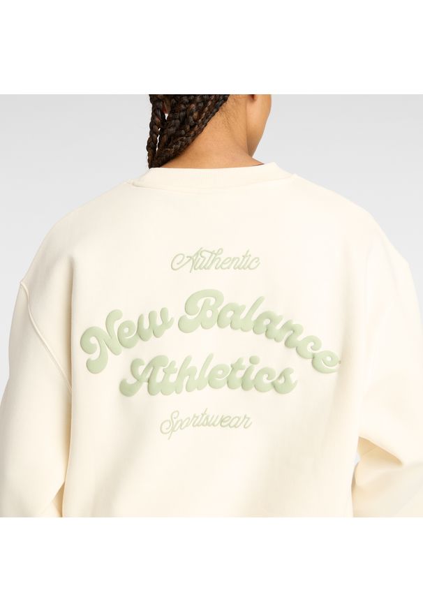 Bluza damska New Balance WT53516PEF – beżowa. Okazja: na co dzień. Kolor: beżowy. Materiał: dresówka, poliester, materiał, bawełna, prążkowany. Wzór: aplikacja, napisy. Styl: casual
