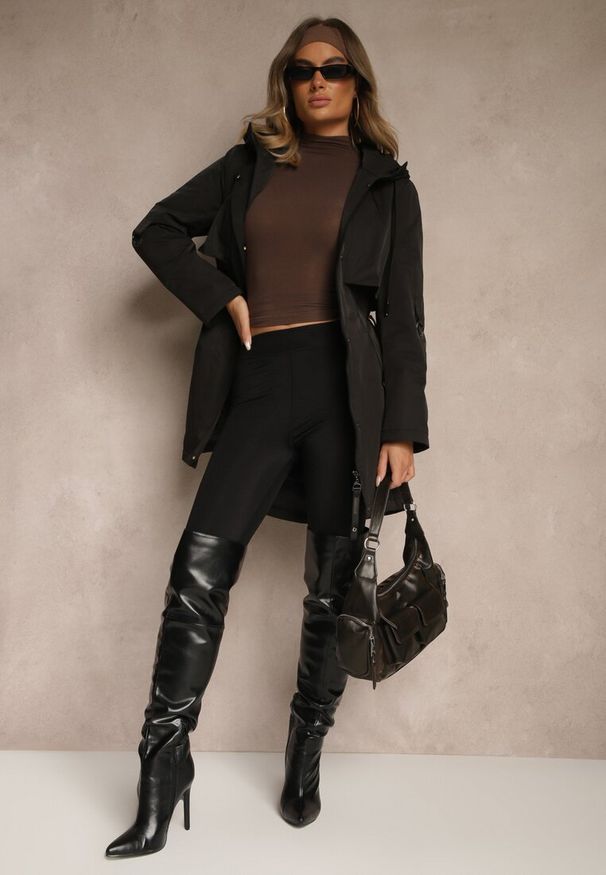 Renee - Czarna Kurtka Typu Parka z Kapturem o Klasycznym Kroju Tulania. Okazja: na co dzień, na spacer. Typ kołnierza: kaptur. Kolor: czarny. Materiał: jeans. Styl: klasyczny