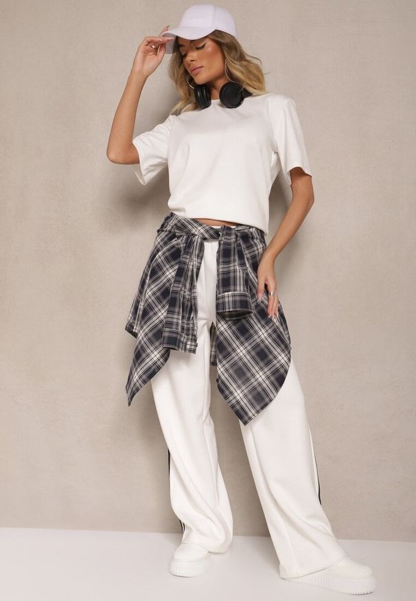 Renee - Biały T-shirt Oversize z Wiskozą o Klasycznym Fasonie Adeleina. Okazja: na co dzień. Kolor: biały. Materiał: wiskoza. Wzór: aplikacja. Styl: klasyczny