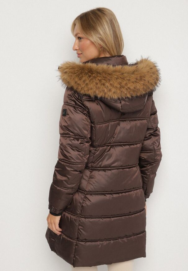 Born2be - Ciemnobrązowa Długa Kurtka Pikowana z Kapturem z Futrem z Możliwością Odpięcia Feneia. Okazja: na co dzień. Typ kołnierza: kaptur. Kolor: brązowy. Materiał: futro. Długość: długie. Styl: casual