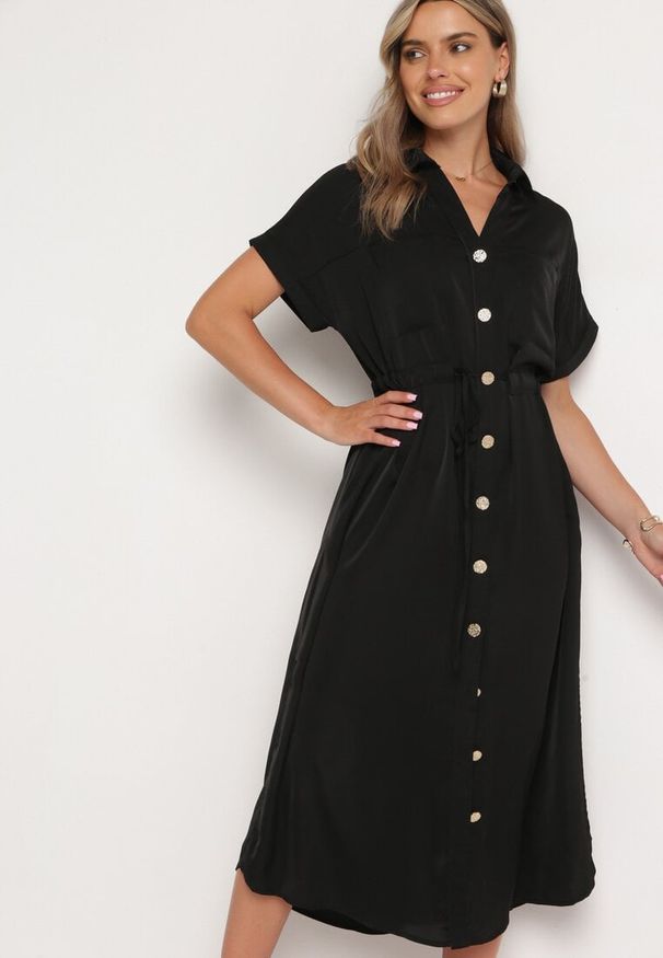 Born2be - Czarna Koszulowa Sukienka z Krótkim Rękawem Zapinana na Guziki z Materiałowym Paskiem Piantia. Okazja: na co dzień, na imprezę. Kolor: czarny. Materiał: materiał. Długość rękawa: krótki rękaw. Sezon: wiosna, lato. Typ sukienki: koszulowe. Styl: casual, elegancki