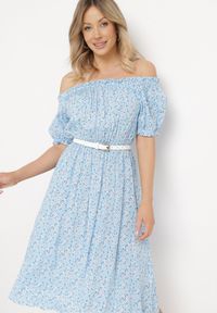 Born2be - Niebieska Sukienka Midi z Wiskozy Hiszpanka w Kwiatowy Print Oserafia. Typ kołnierza: dekolt hiszpanka. Kolor: niebieski. Materiał: wiskoza. Wzór: nadruk, kwiaty. Styl: boho. Długość: midi #7