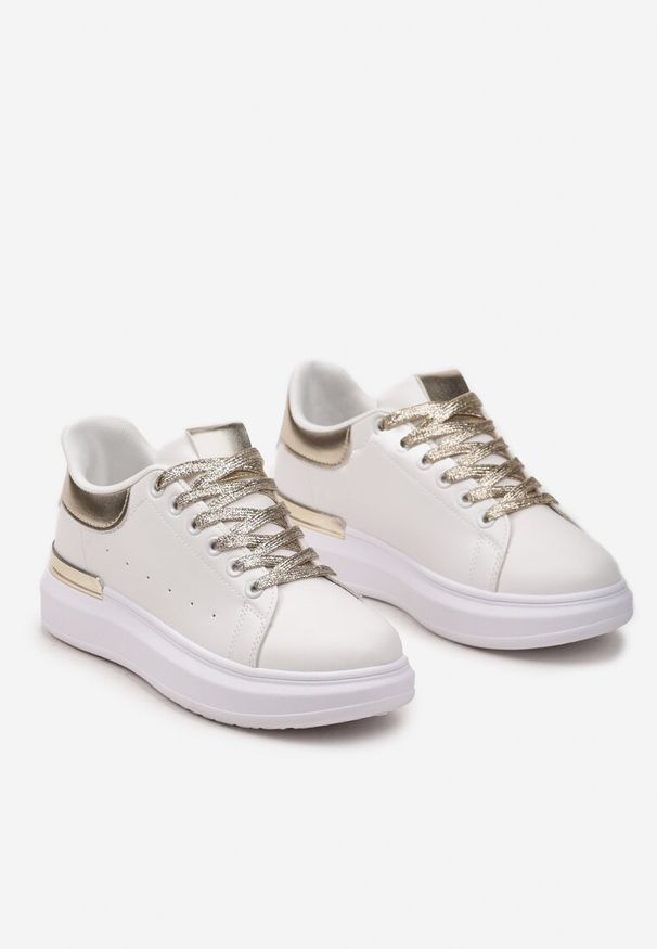 Born2be - Biało-Złote Sneakersy na Platformie z Metaliczną Wstawką i Brokatowymi Sznurówkami Wuriana. Kolor: biały. Materiał: skóra. Obcas: na platformie