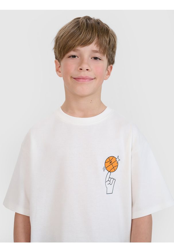 4f - 4F T-shirt oversize z nadrukiem chłopięcy - biały 128 (7-8 lat). Okazja: na co dzień. Kolor: biały. Materiał: dzianina, jersey, bawełna. Długość rękawa: krótki rękaw. Długość: krótkie. Wzór: nadruk. Sezon: lato. Styl: casual, klasyczny, sportowy