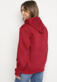 Born2be - Bordowa Bluza z Kapturem i Kangurkową Kieszenią Envila. Okazja: na co dzień. Typ kołnierza: kaptur. Kolor: czerwony. Materiał: jeans. Styl: casual, elegancki #6