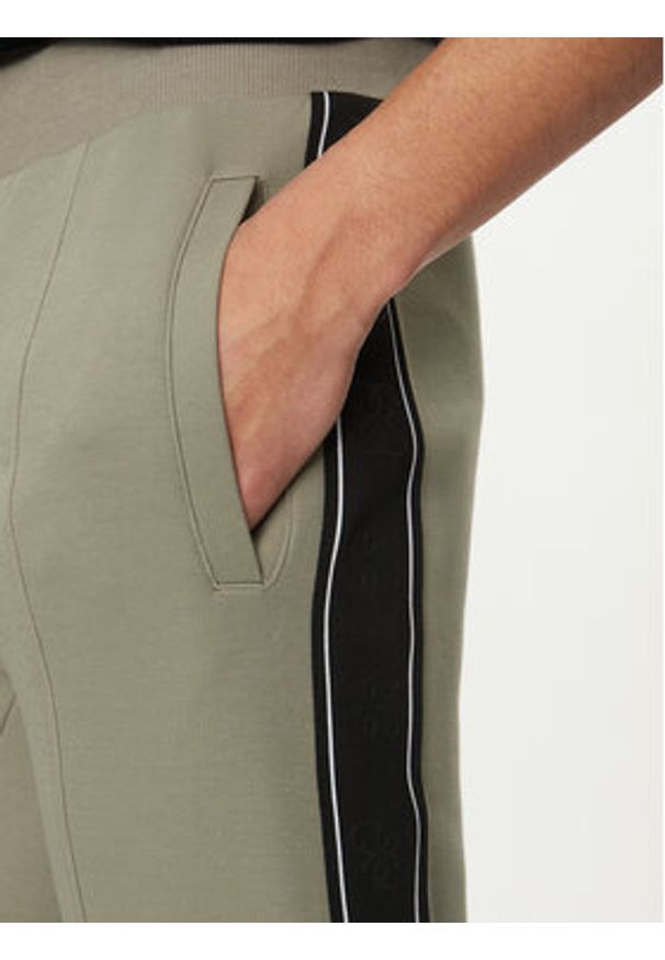 Guess Spodnie dresowe Z2YB09 KB3P2 Zielony Regular Fit. Kolor: zielony. Materiał: bawełna