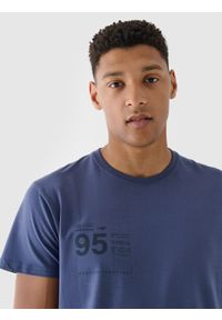 4f - 4F T-shirt regular z nadrukiem męski - granatowy XXL. Okazja: na co dzień. Kolor: niebieski. Materiał: dzianina, bawełna, jersey. Długość rękawa: krótki rękaw. Długość: krótkie. Wzór: nadruk. Styl: klasyczny, sportowy, casual