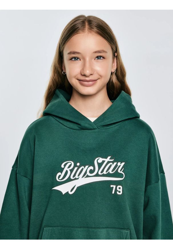 Big-Star - Bluza dziewczęca z kapturem z nadrukiem zielona Rubilia 304. Okazja: na spacer, na uczelnię. Typ kołnierza: kaptur. Kolor: zielony. Materiał: dzianina. Wzór: nadruk. Styl: młodzieżowy