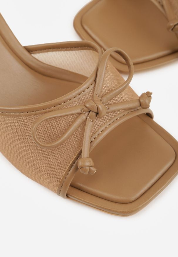 Born2be - Ciemnobeżowe Siateczkowe Klapki na Szpilce Ozdobione Kokardą Vikisae. Okazja: na co dzień. Kolor: beżowy. Materiał: jeans. Wzór: aplikacja. Obcas: na szpilce. Styl: casual