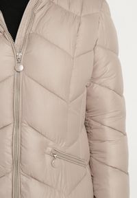 Born2be - Beżowa Pikowana Kurtka o Taliowanym Kroju z Kapturem i Futrzaną Podszewką Emithalla. Okazja: na co dzień. Typ kołnierza: kaptur. Kolor: beżowy. Materiał: futro. Długość rękawa: długi rękaw. Długość: długie. Styl: klasyczny, casual, elegancki #7