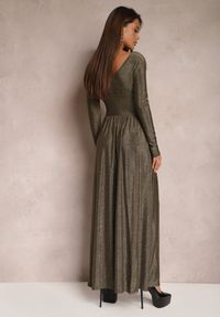 Renee - Złota Rozkloszowana Sukienka Maxi z Błyszczącego Materiału z Drapowaniem w Talii Kizzetta. Kolor: złoty. Materiał: materiał. Długość: maxi #5