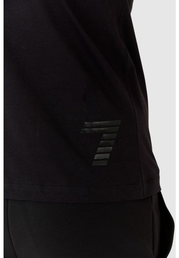 EA7 Emporio Armani - EA7 Czarny męski t-shirt z naszywką z logo, Rozmiar XL. Kolor: czarny. Wzór: aplikacja