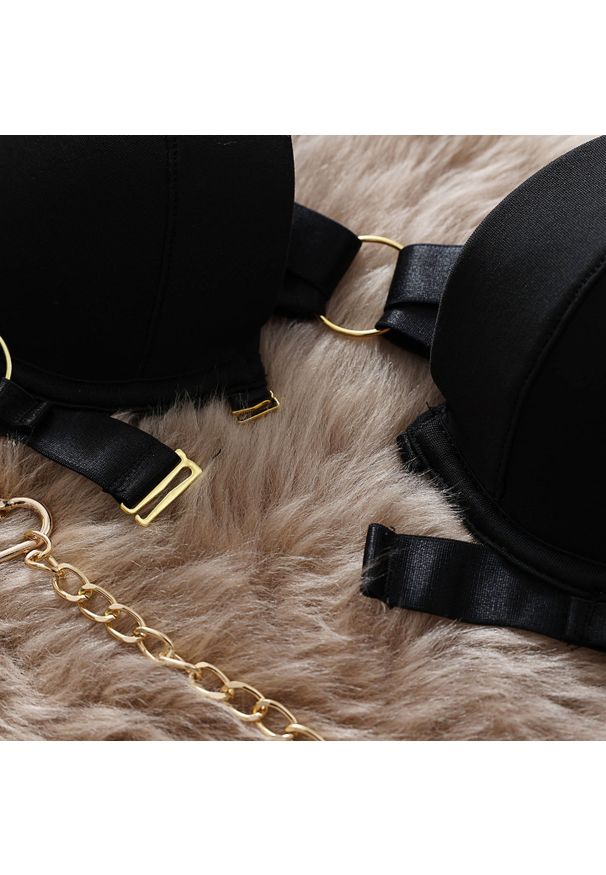 Intica - Zestaw bielizny z odważnymi detalami na romantyczne wieczory Jevgenija. Kolor: czerwony. Materiał: skóra, materiał. Długość: długie