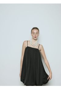 Reserved - Sukienka bombka - czarny. Kolor: czarny. Materiał: tkanina. Wzór: gładki. Typ sukienki: bombki #1