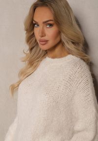 Renee - Jasnobeżowy Klasyczny Sweter z Wełną i Wiskozą o Luźnym Kroju Omethea. Okazja: na spacer, na co dzień. Kolor: beżowy. Materiał: wiskoza, wełna. Długość rękawa: długi rękaw. Długość: długie. Styl: klasyczny