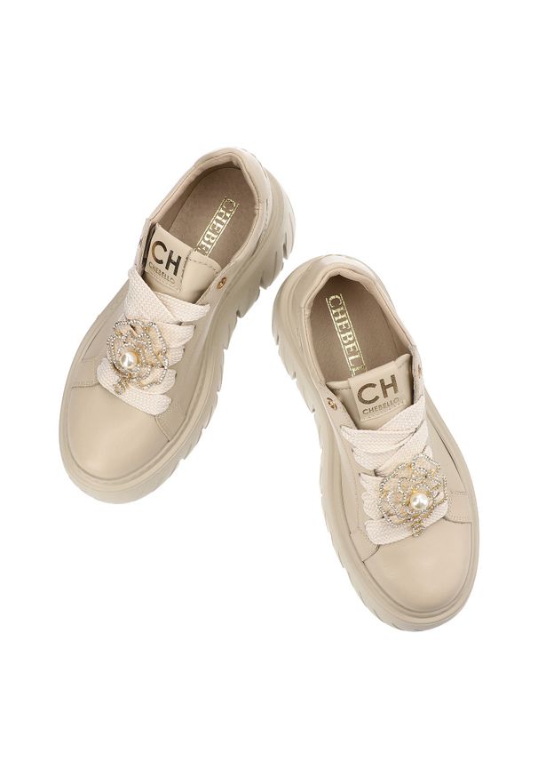 CheBello - Beżowe Sneakersy Chebello Modne Obuwie Damskie Na Platformie. Okazja: na co dzień. Kolor: beżowy. Materiał: jeans, skóra. Wzór: aplikacja. Obcas: na platformie. Styl: casual, sportowy