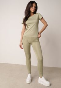 Born2be - Jasnozielony Gładki T-shirt o Klasycznym Kroju Lycoris. Okazja: do domu, do pracy, na co dzień. Kolor: zielony. Materiał: jeans. Wzór: gładki. Styl: klasyczny #8