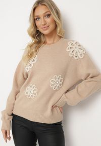 Born2be - Beżowy Sweter z Bawełną i Aplikacjami Kwiatów 3D Erosavia. Okazja: na co dzień. Kolor: beżowy. Materiał: bawełna. Wzór: aplikacja, kwiaty. Styl: casual, elegancki