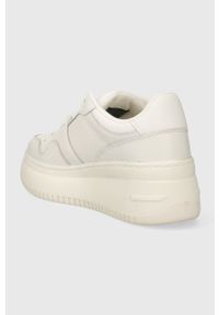 Tommy Jeans sneakersy skórzane TJW RETRO BASKET FLATFORM CHARM kolor biały EN0EN02245. Zapięcie: sznurówki. Kolor: biały. Materiał: skóra. Obcas: na platformie #2
