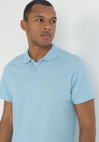 Born2be - Jasnoniebieska Koszulka Polo z Krótkim Rękawem Wakeish. Typ kołnierza: polo. Kolor: niebieski. Materiał: tkanina. Długość rękawa: krótki rękaw. Długość: krótkie #2