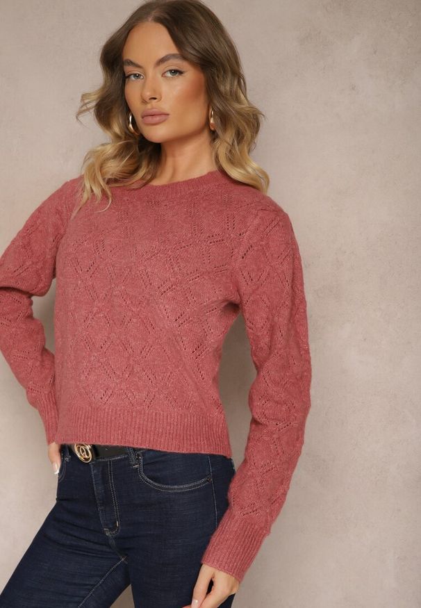 Renee - Różowy Sweter w Klasycznym Stylu z Tłoczonym Wzorem Deriel. Okazja: na co dzień. Kolor: różowy. Materiał: jeans. Długość rękawa: długi rękaw. Długość: długie. Styl: klasyczny