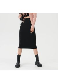 Sinsay - Spódnica midi prążkowana - Czarny. Kolor: czarny. Materiał: prążkowany #1