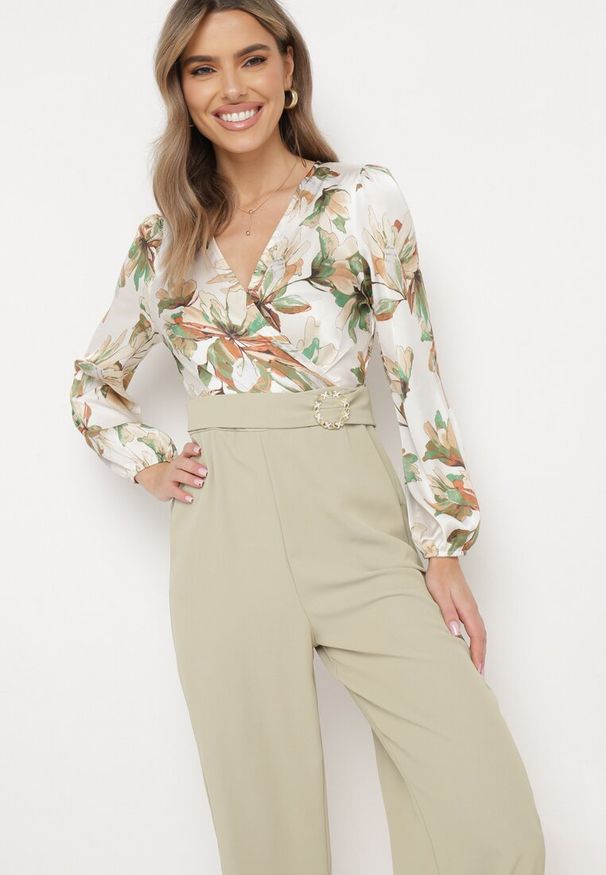 Born2be - Jasnozielony Kombinezon z Szerokimi Nogawkami z Kwiatową Górą i Paskiem z Klamrą Ilanvi. Okazja: na co dzień. Kolor: zielony. Długość rękawa: długi rękaw. Długość: długie. Wzór: kwiaty. Styl: casual