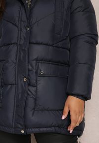 Renee - Granatowa Kurtka Pikowana Sabrino. Kolekcja: plus size. Kolor: niebieski. Materiał: materiał. Długość rękawa: długi rękaw. Długość: długie