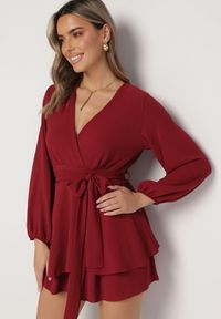 Born2be - Bordowa Kopertowa Sukienka Kombinezon Mini z Falbanką Bomina. Kolor: czerwony. Materiał: materiał #1