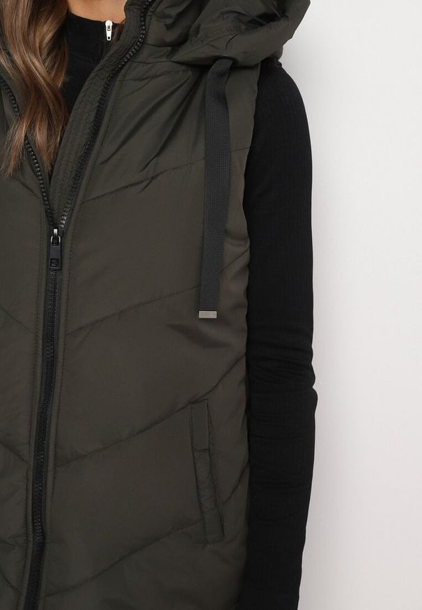 Born2be - Ciemnozielona Pikowana Kamizelka na Suwak z Kapturem i Sznurkami Mivissea. Typ kołnierza: kaptur. Kolor: zielony. Styl: elegancki, sportowy