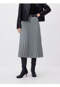 Reserved - Plisowana spódnica midi z paskiem - jasnoszary. Kolor: szary. Materiał: dzianina #1