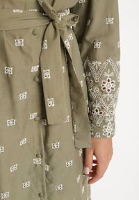 Born2be - Zielona Sukienka o Koszulowym Kroju z Wiązanym Paskiem Ozdobiona Haftem Valentirae. Okazja: na co dzień. Kolor: zielony. Materiał: bawełna. Wzór: aplikacja, haft. Typ sukienki: koszulowe. Styl: casual, klasyczny #2