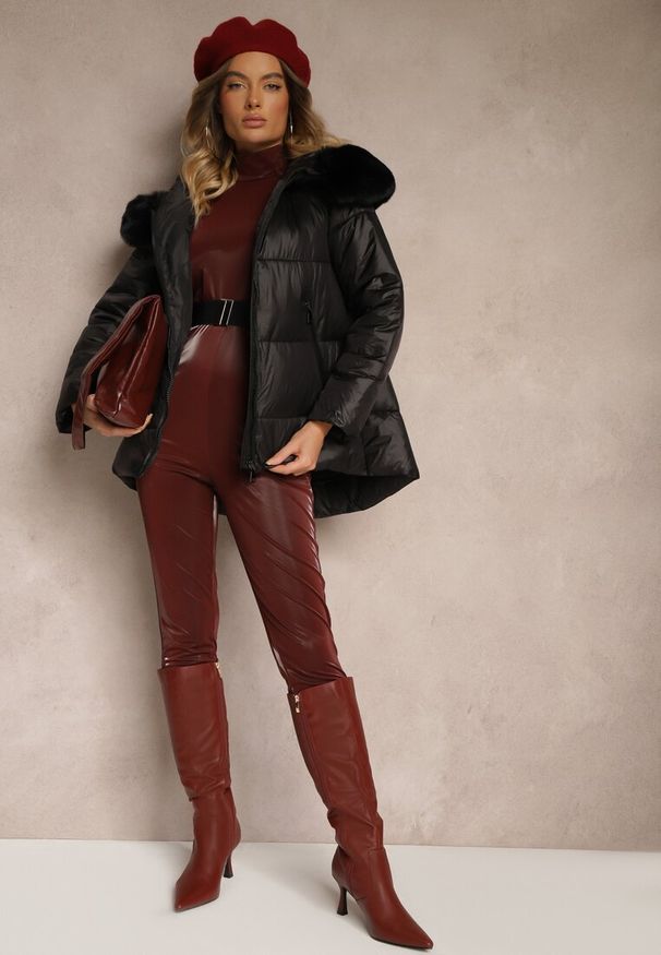 Renee - Czarna Kurtka Pikowana z Kapturem Ozdobiona Futerkiem i Dłuższym Tyłem Rinloris. Okazja: na co dzień. Typ kołnierza: kaptur. Kolor: czarny. Materiał: futro. Długość: długie. Wzór: aplikacja. Styl: elegancki, casual, klasyczny