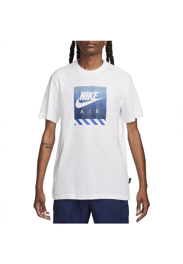 Koszulka Nike Sportswear FQ3794-100 - biała. Kolor: biały. Materiał: bawełna. Długość rękawa: krótki rękaw. Długość: krótkie. Wzór: nadruk