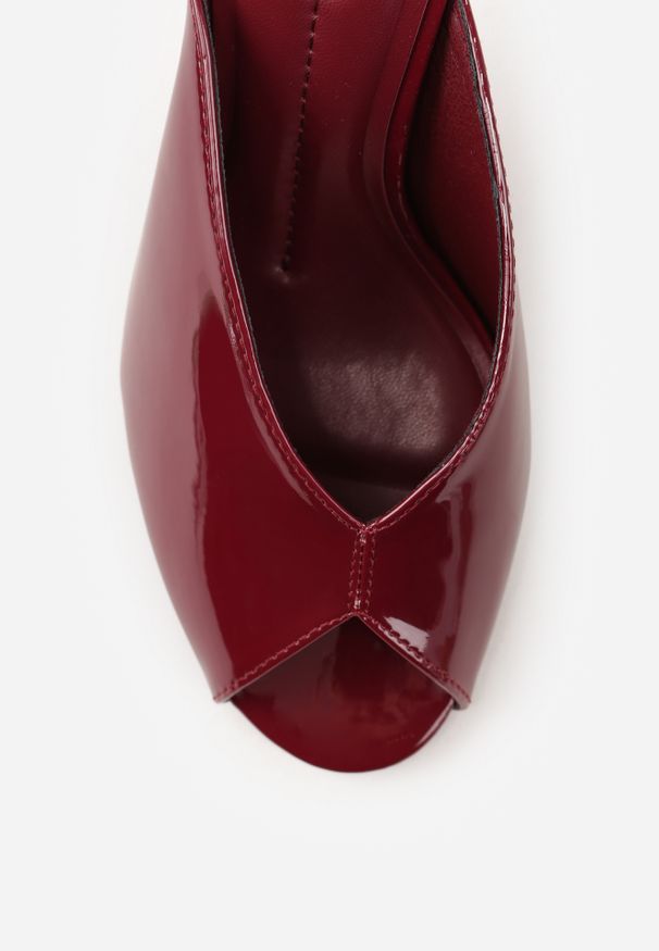Renee - Bordowe Klapki Peep Toe na Szpilce z Lakierowanym Połyskiem Sharvyra. Nosek buta: otwarty. Kolor: czerwony. Materiał: lakier. Obcas: na szpilce. Wysokość obcasa: średni