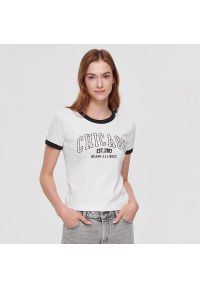 House - Koszulka z nadrukiem w stylu college biała - Biały. Kolor: biały. Wzór: nadruk