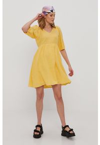 Vero Moda Sukienka kolor żółty mini rozkloszowana. Kolor: żółty. Materiał: tkanina. Długość rękawa: krótki rękaw. Wzór: gładki. Typ sukienki: rozkloszowane. Długość: mini #2