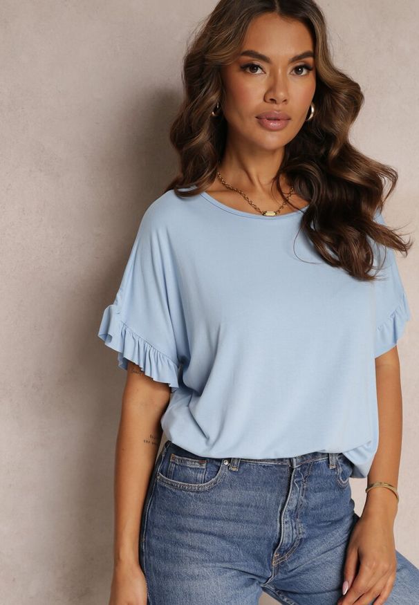 Renee - Jasnoniebieska Bluzka z Łańcuszkiem z Tyłu i Falbankami Jaiselvin. Typ kołnierza: kołnierz z falbankami. Kolor: niebieski. Materiał: tkanina. Długość rękawa: krótki rękaw. Długość: krótkie. Wzór: jednolity, gładki