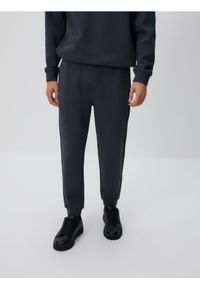 Reserved - Spodnie dresowe slim fit - ciemnoszary. Kolor: szary. Materiał: dresówka