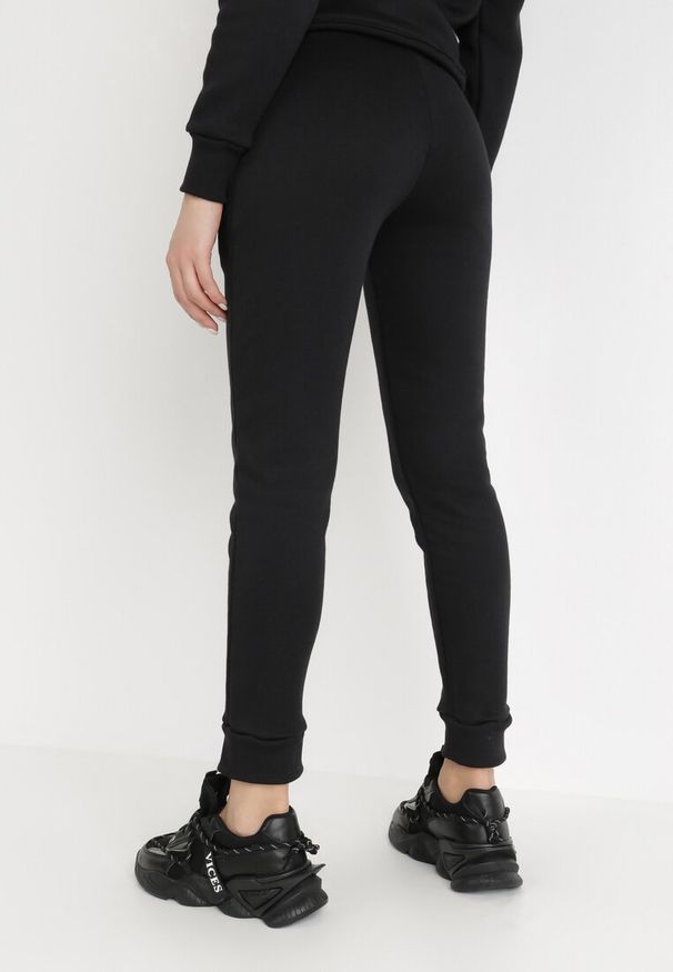 Born2be - Czarne Spodnie Dresowe Celaphine. Okazja: na co dzień, na spacer. Kolor: czarny. Materiał: dresówka. Styl: casual