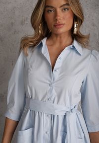 Renee - Niebieska Bawełniana Sukienka Koszulowa w Stylu Retro z Wiązanym Paskiem Meresa. Okazja: na randkę. Kolor: niebieski. Materiał: bawełna. Sezon: lato. Typ sukienki: koszulowe. Styl: retro #4