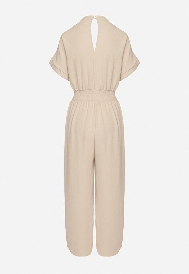 Born2be - Beżowy Kombinezon z Wiskozy z Gumką w Talii i Dekoltem w Serek z Guzikami Nisella. Okazja: na co dzień. Kolor: beżowy. Materiał: wiskoza. Długość rękawa: krótki rękaw. Długość: krótkie. Styl: elegancki, casual