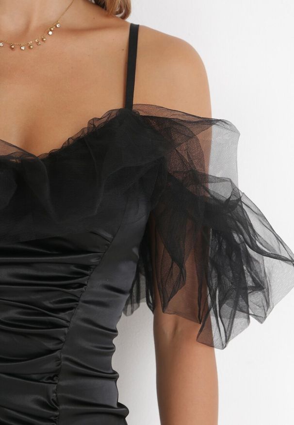 Born2be - Czarna Sukienka Mini na Cienkich Ramiączkach z Falbankami Ghomia. Typ kołnierza: kołnierz z falbankami. Kolor: czarny. Materiał: materiał. Długość rękawa: na ramiączkach. Długość: mini