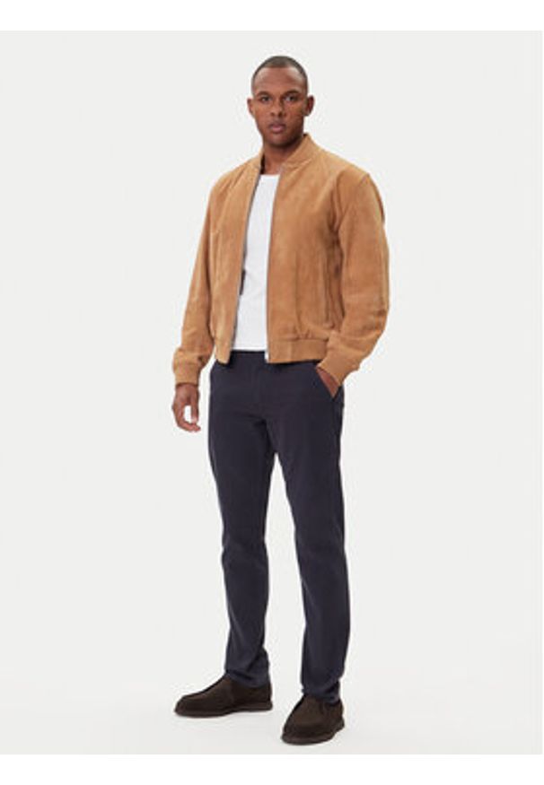 Wrangler Chinosy 112371030 Granatowy Slim Fit. Kolor: niebieski. Materiał: bawełna