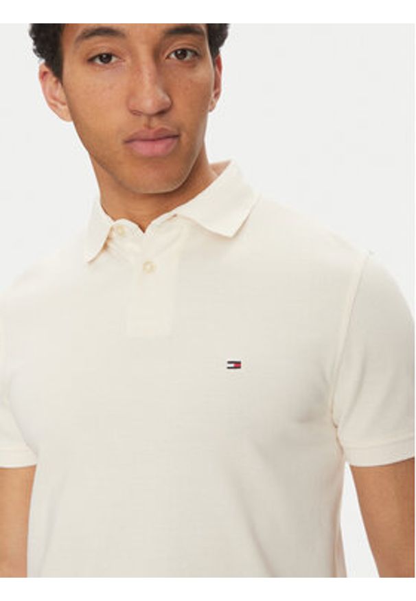 TOMMY HILFIGER - Tommy Hilfiger Polo 1985 MW0MW17770 Beżowy Regular Fit. Typ kołnierza: polo. Kolor: beżowy. Materiał: bawełna