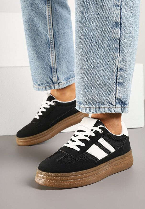 Renee - Czarne Sneakersy Kultowe Tenisówki z Ozdobnymi Paskami Tenavellea. Zapięcie: pasek. Kolor: czarny. Materiał: jeans. Szerokość cholewki: normalna. Obcas: na płaskiej podeszwie