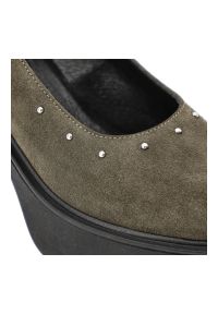 Zielone Półbuty Karino Eleganckie Obuwie Damskie. Okazja: na co dzień. Kolor: zielony. Materiał: welur. Szerokość cholewki: normalna. Wzór: aplikacja. Obcas: na obcasie. Styl: elegancki. Wysokość obcasa: średni #7