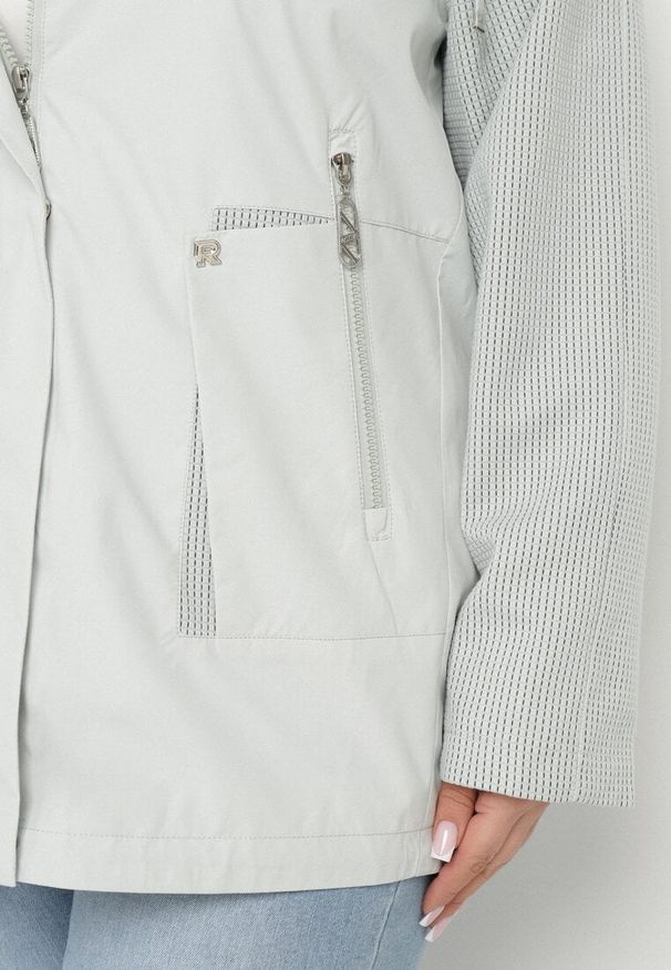 Born2be - Zielona Kurtka Wiatrówka z Odpinanym Kapturem i Ściągaczami Arseli. Okazja: na co dzień. Kolekcja: plus size. Kolor: zielony. Materiał: poliester, tkanina, jeans. Długość rękawa: długi rękaw. Długość: długie. Styl: casual, elegancki